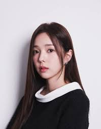 WhenThePhoneRings actress Chae Soo Bin mentions that her ideal type is  someone she can communicate with well. When asked about her thoughts