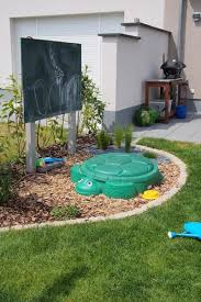 Spielbereich Mit Maltafel In Mulch Vom Kleinen Organischen Garten Kinder Spielplatz Garten Sandkasten Garten Kleiner Garten
