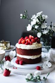 It's best to rinse/wipe the knife dry after each cut to avoid dragging red crumbs into the icing like i did. Red Velvet Cake With Cream Cheese Frosting