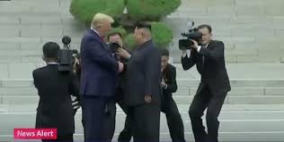 Sono queste le parole con cui il washington post ha commentato la visita del presidente degli stati uniti donald trump in corea del nord. Video Donald Trump A Intrat In Coreea De Nord Pentru O Intalnire Profit Ro