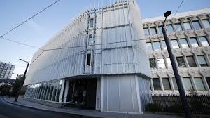 Photo Un  pion  tente de nouer une relation amoureuse avec une ...