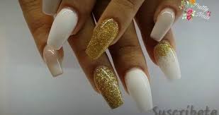 Uñas rosas combinadas con uñas con lunares. Unas Doradas Y Plateadas Modelos Jailbird Disenos Elegantes Unas Blancas Con Dorado