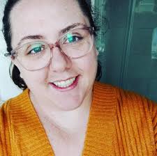 Lisa Stapleton's Instagram, Twitter & Facebook