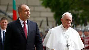 Papa francisc a sosit duminică în bulgaria, în cadrul unui turneu de trei zile în balcani menit să ilustreze deschiderea suveranului pontif faţă de creştinii ortodocşi şi care va cuprinde şi o vizită la altarul din skopje al maicii tereza, canonizată de francisc în 2016, transmit bta, dpa şi afp, scrie agerpres. Pope Francis Urges Migrant Skeptic Bulgaria To Welcome Refugees News Dw 05 05 2019