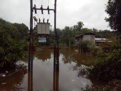 The bombs detonated almost simultaneously after the three men parked the bikes then walked away. Banjir Air Sungai Golok Lepasi Paras Bahaya Selepas Hujan Lebat