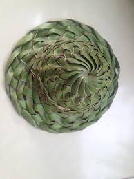 Daun kelapa yang masih muda kerap digunakan sebagai ketupat. Nenek Nur Perajin Anyaman Topi Yang Terpinggirkan Oleh Wisata Bali Kompasiana Com