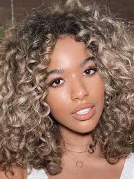 Siamo abituati a vedere usare la carta stgnola dal nostro parrucchiere quando deve fare il colore oppure i colpi di sole. Balayage Capelli Ricci Come Schiarirli Senza Rovinarli