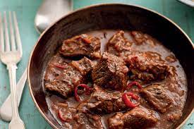 Heat half of the oil in a cast iron pot and fry the beef until browned on all sides. Simple Beef Madras Kitchen Tales A Cookery Blog