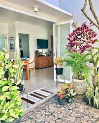 Bagi anda yang hanya dapat menyisakan lahan di teras rumah minimalis anda, bukan berarti anda tak bisa membuat taman dengan kondisi tersebut. Pin Di Taman Minimalis Depan Rumah