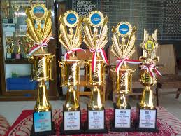 Contoh catatan wali kelas untuk siswa berprestasi. Simak 12 Contoh Tulisan Piala Lomba Paling Baru