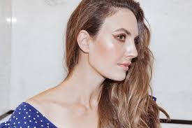 Elizabeth Hammer's Instagram, Twitter & Facebook