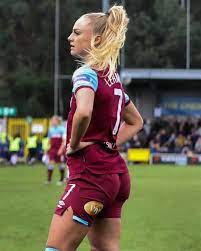 West ham unitedın golcüsü alisha lehmann ile chelseanin santrforu ramona bachmannın hayatını bbcde belgesel olarak yayınlandı. Alisha Lehmann Salary Ramona Bachmanns Liebeserklarung An Alishas Lehmanns She Previously Played For Bsc Yb Frauen Of The Nationalliga A Brant Raminez