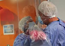 In questa festa, è consuetudine abbracciare non solo i parenti e gli amici, ma anche gli estranei. Veqv3e33vmmipm