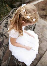 Vous voulez surprendre votre petite fille par une coiffure mignonne ? Des Couronnes De Fleurs Pour Les Petites Filles D H Lcv