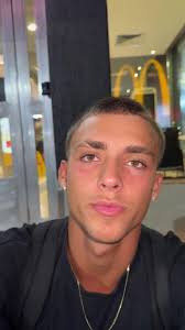 Todo sobre el corte de pelo Buzzcut: Estilos y cuidados