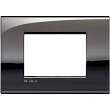 A timeless icon which combines the linearity of a unique design with the simplicity of smart technology. Bticino Lnc4803pt Livinglight Air Placca Lucenti In Metallo 3 Posti Peltro