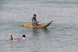 Lo Tradicional Y Lo Moderno Tradicional Pesca En Caballito De Totora Moderno Tabla De Surf En La Playa De Huanc Outdoor Outdoor Furniture Outdoor Decor