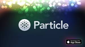 Um smartphone mostrando o aplicativo Particle com ondas sonoras estilizadas, simbolizando a IA resumindo podcasts.