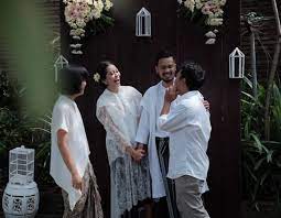 Bukan hanya membikin tempat pesta menjadi mewah, apabila dekorasinya bagus, karenanya foto pernikahan malah semakin indah nantinya. Inspirasi Pernikahan Tanpa Pelaminan Kian Diminati Seperti Lucedaleco Yang Bisa Mingle Dengan Tamu Saat Resepsi