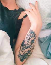 Parfait pour les bras, le dos, la cuisse. Tatouage Fleur Noir Et Blanc 20 Tatouages Fleuris Qui Font Envie Elle Tatouage Fleur Tatouage Bras Tatouage