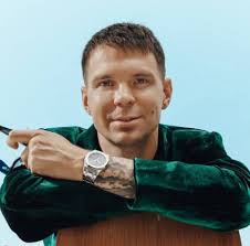 Crocodile mules and bespoke linen suit 🔥 @vladbykov #vladbykov