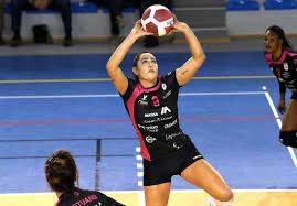 Ancienne joueuse du club bisontin (1982/92, puis 1996/98), florence sauval l'a ensuite dirigé en tant que. Volley Ball Gabrielle Benda Nouvelle Passeuse Americaine Du Soc Je Suis Une Joueuse Flashy Sens 89100