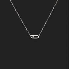 The maison is recognised for its diamond expertise and unique craftsmanship expressed through modern jewelry designs and exceptional high jewelry creations. Collier Messika Move Uno