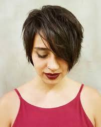 Styles like blunt and rounded bangs will be most flattering! Face Framing Short Layered Haircut Ideas Face Framing Haircut Ideas Layered Short Haarschnitt Haarschnitt Ideen Haarschnitt Kurz