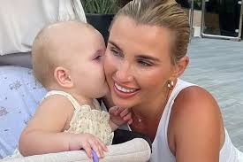 Billie Shepherd praised by fans over 'natural' holiday snaps in Dubai with  husband and kids