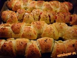 Nechajte vmiesi e, prikryte ju alobalom alebo potravinovou fóliou a dajte na noc na kžadý kus cesta dajte trochu zvolenej náplne a preložte do šatôčky.pečte v predhriatej rúre na 180°c. Vyborne Kysnute Trojuholnicky Na Slano Mimibazar Sk