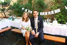 Low Budget Hochzeit Im Diy Style Strauss Fliege In 2020 Low Budget Hochzeit Budget Hochzeit Gartenparty Hochzeit