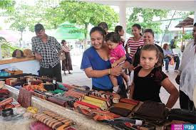 Familias disfrutan de la cultura de la Gran Sultana en Tiangues de la  Avenida Bolívar