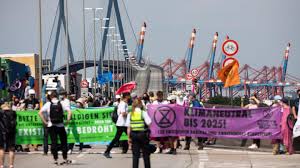 Climate arsonists should take notice. Hamburg Extinction Rebellion Blockiert Wichtige Autobrucke Stern De