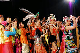 Kaum iban dan suku bugis keduanya merupakan suku etnik di nusantara. Ngajat Induk