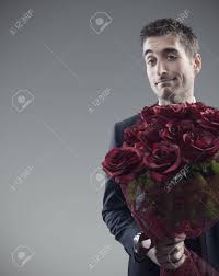 In peluche, certificazione ce altezza: Immagini Stock L Uomo Che Da Grande Mazzo Di Rose Rosse Image 24883371