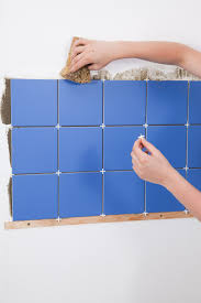 La capacité à retirer un carrelage mural sans avoir à le casser va, en réalité, dépendre de la pose ! Poser Un Carrelage Mural En Credence Carrelage Mural Pose Carrelage Mural Poser Du Carrelage