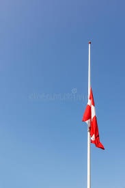 Die zuschauer am fernsehen in dänemark sind da schon nicht mehr dabei. Danische Flagge Am Halbmast Stockfoto Bild Von Markierungsfahne Fahnenmast 98584862