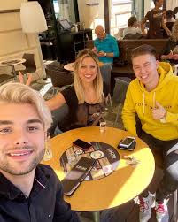 His birthday, what he did before fame, his family life, fun trivia facts, popularity rankings, and more. Youtuber Adam Kajumi Lze O Zakazane Party On A Jeho Partak Zneuzili Koronavirus K Hloupe Reklame Expres Cz