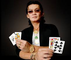 Thuan Scotty Nguyen E Facilmente Identificavel Numa Sala Cheia De Gente Poker Games Playing Cards