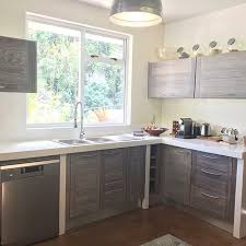 Nous vous proposons des plans de travail pour cuisine sur mesure, tous matériaux confondus et à des prix imbattables ! Nouvelle Cuisine Semi Paillasse Une Creation Sur Mesure Aux Teintes Harmonieuses Amenagement De La Paillasse Avec Plan Kitchen Cabinets Kitchen Home Decor