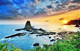 Akses umum ke pantai ini agak sulit dikarenakan. Tanjung Papuma