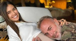 Публикация от gianluca vacchi (@gianlucavacchi). Gianluca Vacchi E La Fidanzata Rivelano Il Sesso Del Bebe In Arrivo La Fumata Dall Elicottero