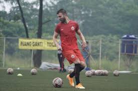Melalui akun instagram resmi persija jakarta diketahui bahwa pemain keturunan belanda itu telah melelang salah satu sepatu spesial yang dimilikinya. Marc Klok Tak Kesulitan Jalani Latihan Fisik Persija Antara News