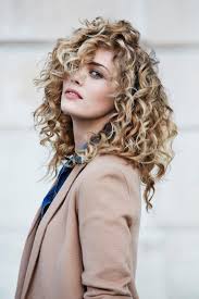 Best Curly Hair Amajorstylist Is A Agency Represented Celebrity Hair Stylist Working At The Pad Salon 561 562 5525 And At Studi Krecone Wlosy Fryzura Fryzury