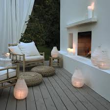 Reduzierte Deko Mit Sitz Poufs Und Weissen Lampions Repinned By Hosenschnecke Buiten Leefruimte Buitendecoraties Home Deco