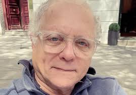 BUSCO EMPLEO: Puedo protagonizar novelas, películas y obras de teatro.  También puedo hacer radio. Sé animar. Y cuento chistes. Escribo y dirijo.  Hago producción. Llevo su agenda. Conduzco y tengo transporte. No