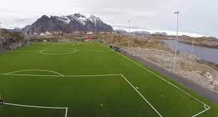 La localidad de henningsvær es la que puede presumir de contar con un estadio tan especial. Henningsvaer Stadion In Norway Rugged Islet Between Mountains Might Just Be The Most Beautiful Venue In The World To Play Football