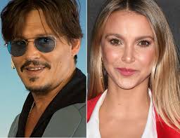 Applegate was op 31 oktober 1993 te gast in de nachtclub the viper room, destijds gedeeltelijk eigendom van johnny depp.toen ze na het bezoek aan de nachtclub weer buitenkwam, trof ze een door overmatig drugsgebruik ziek geworden en inmiddels ingestorte river phoenix aan, die kort daarvoor door zijn broer, zijn zus en zijn vriendin al uit de nachtclub begeleid was. Echt Jetzt Johnny Depp Soll Uschi Glas Stieftochter Daten Promiflash De