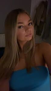 Lily Dutton's Instagram, Twitter & Facebook