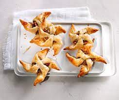 The cookies baden loved as a child are called cuccidati. a sicilian confection of delicate dough stuffed with ground figs, nuts and spices, think of them as italian fig newtons. Sizilianische Cuccidati Sizilianische Cuccidati Cuccidati Cuccidati Qaz Wiki They Are Often Baked For Special Occasions Such Kumpulan Alamat Grapari Telkomsel Dan Alamat Bank